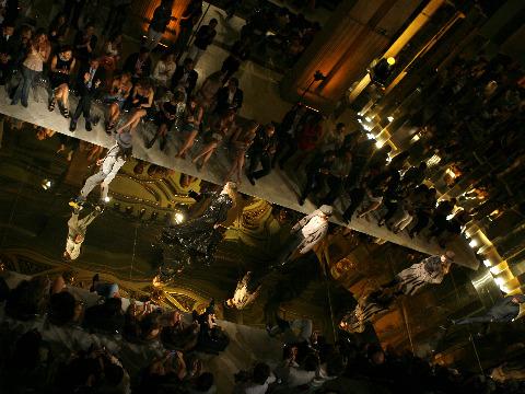 Un catwalk en el Círculo de Bellas Artes a tono con Mango