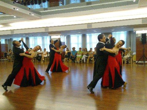 Una gala solidaria de baile al ritmo del cha cha cha
