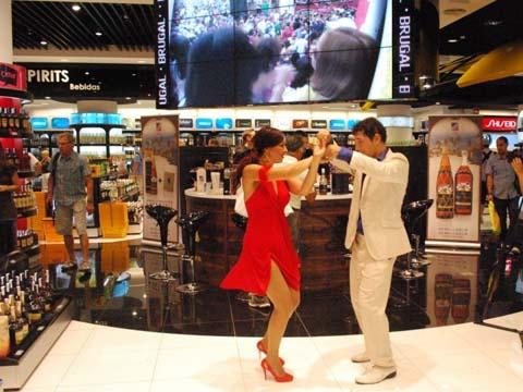 Ron Brugal da el espectáculo en el Aeropuerto de Málaga