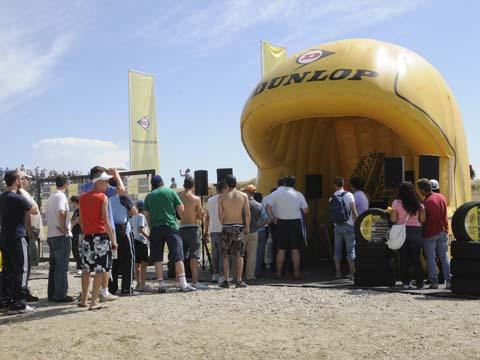 Dunlop enseña sus novedades en un casco hinchable