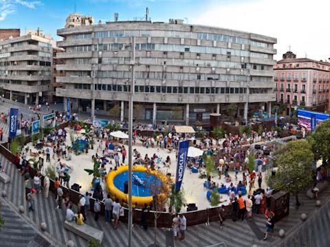 Nokia sets up a beach in downtown Madrid
