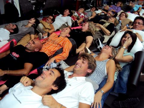 Una convocatoria con risa