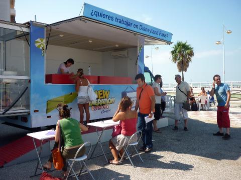 Disneyland Paris se transforma en un cazatalentos callejero