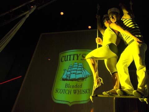 El barco de Cutty Sark navega en la noche