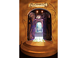 La pantalla traspasable FogScreen crea los efectos especiales del tour de Disney Enchanted