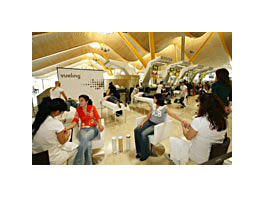 Vueling celebra los 100.000 miembros de su programa de puntos dando masajes a sus pasajeros