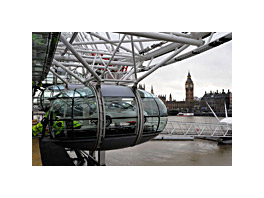 Fiat 500 touches the sky at the London Eye
