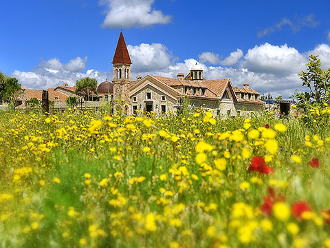 Aldea Santillana y Santa Cristina se posicionan para reuniones sostenibles