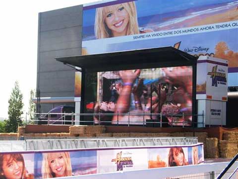 Sancar create a huge canvas for Murcia and decorates the Hannah Montana truck