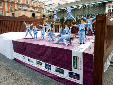 Camas gigantes para que salten 20.000 personas