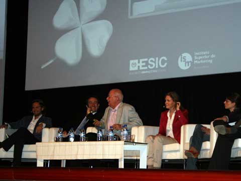 Hoy es Marketing (Today is Marketing) 2009 talks about the on line and off line brands