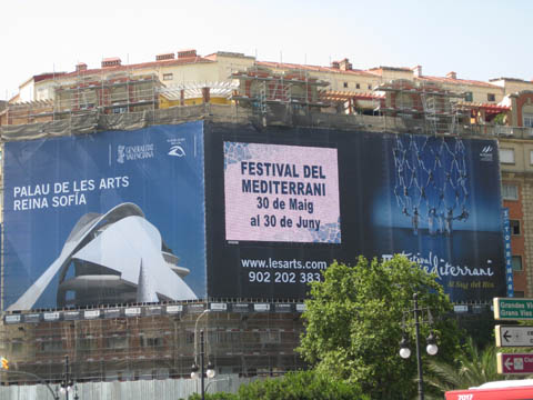 MPG Levante integra LEDs en una gran lona publicitaria