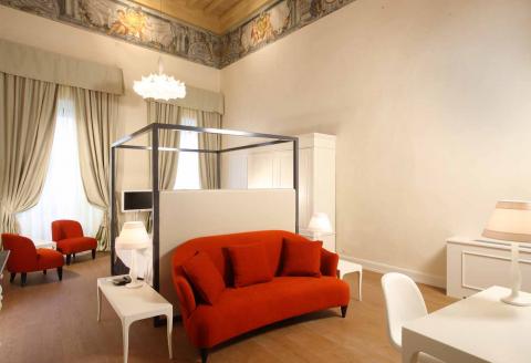 NH reabre uno de los hoteles más antiguos de Italia, el Porta Rossa