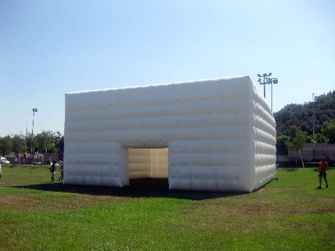 Diferen-t presenta dos diseños de carpas hinchables