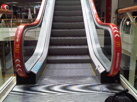 Anúnciate en los pasamanos de las escaleras mecánicas