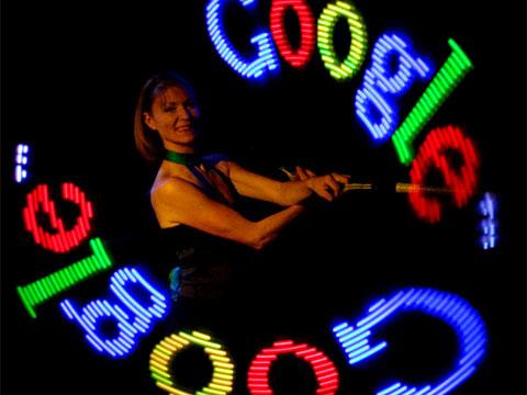 El Luz Juggling reinventa la comunicación visual