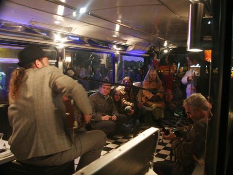 Blues Bus, el escenario itinerante de la música en vivo