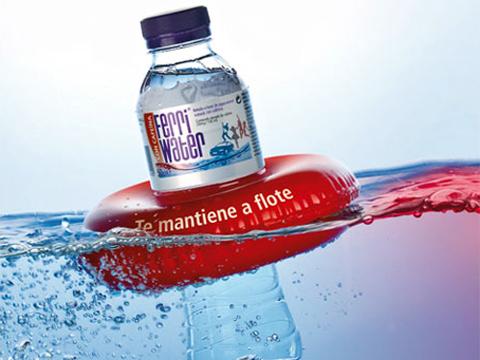 Agua con cafeína y cafés en lata para eventos muy originales