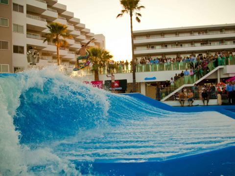 Un millar de personas se suman a la ´ola perfecta´ del Sol Wave House