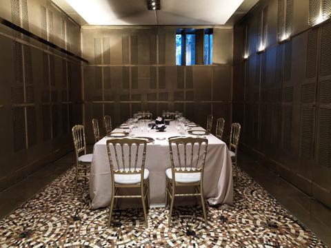 Mercès One: the space of a single table