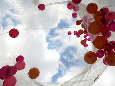 Una instalación artística a base de globos para el evento #tuiteatusueldo de Intermón Oxfam