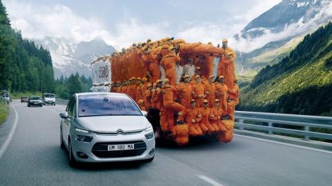 Un camión hecho ¡de personas!