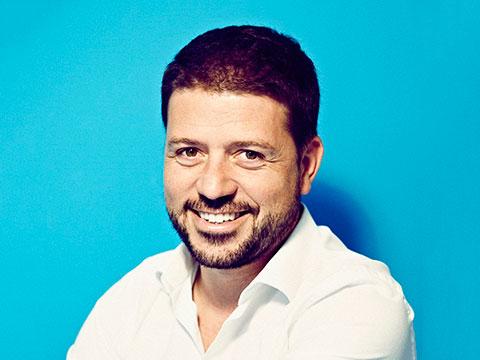 Hugo Llebrés al mando de Grupo MEC en España