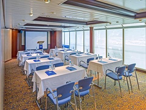 El Monarch, hotel con salas