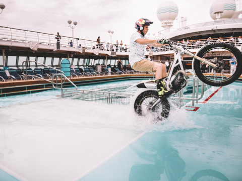 Adam Raga de trial por un buque de Pullmantur