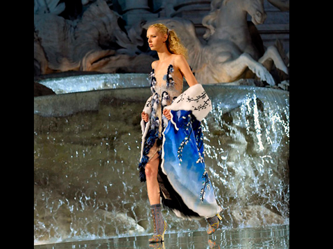 Las ´hadas´ de Fendi desfilan sobre las aguas de la Fontana de Trevi
