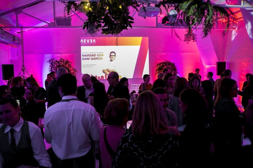 La AEVEA se reúne por Navidad en torno a la gastronomía de Dani García