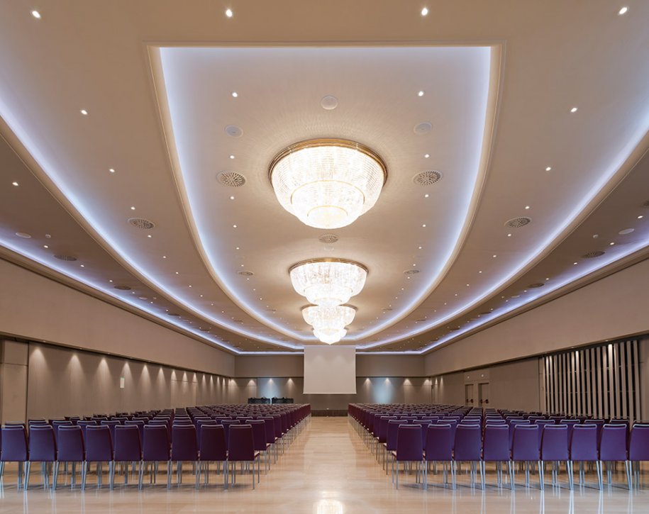 Crowne Plaza Barcelona reforma instalaciones e instala la red 5G