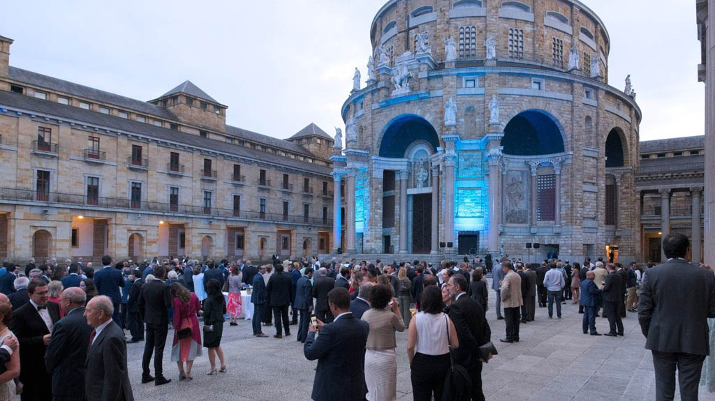 Cóctel en el patio de Laboral 