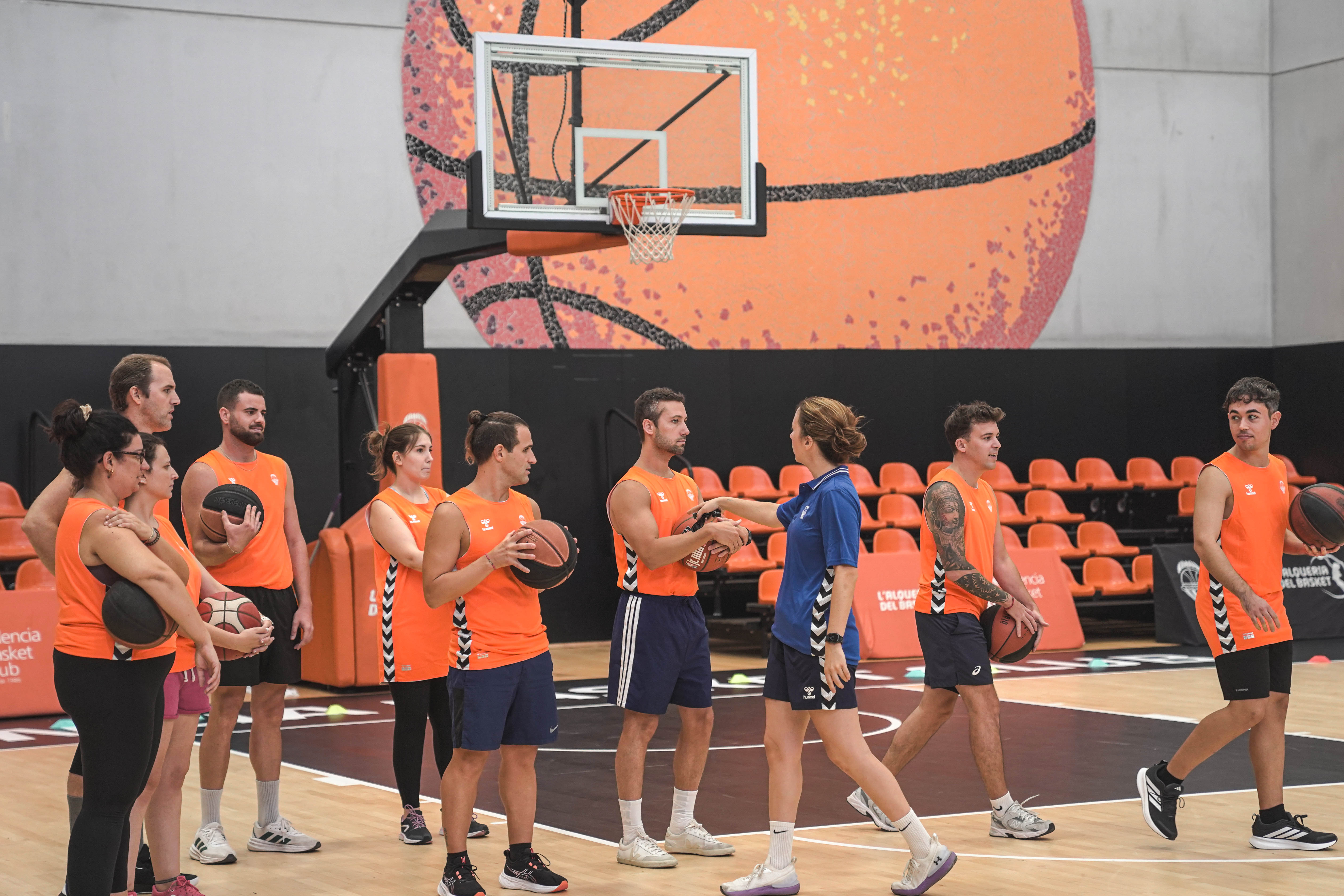 Foto de TEAM BUILDING en L’Alqueria del Basket de Valencia 4